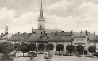 Ringplatz, dahinter Pfarrkirche